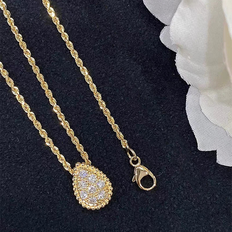 *Teardrop-Shaped Round Stone Necklace