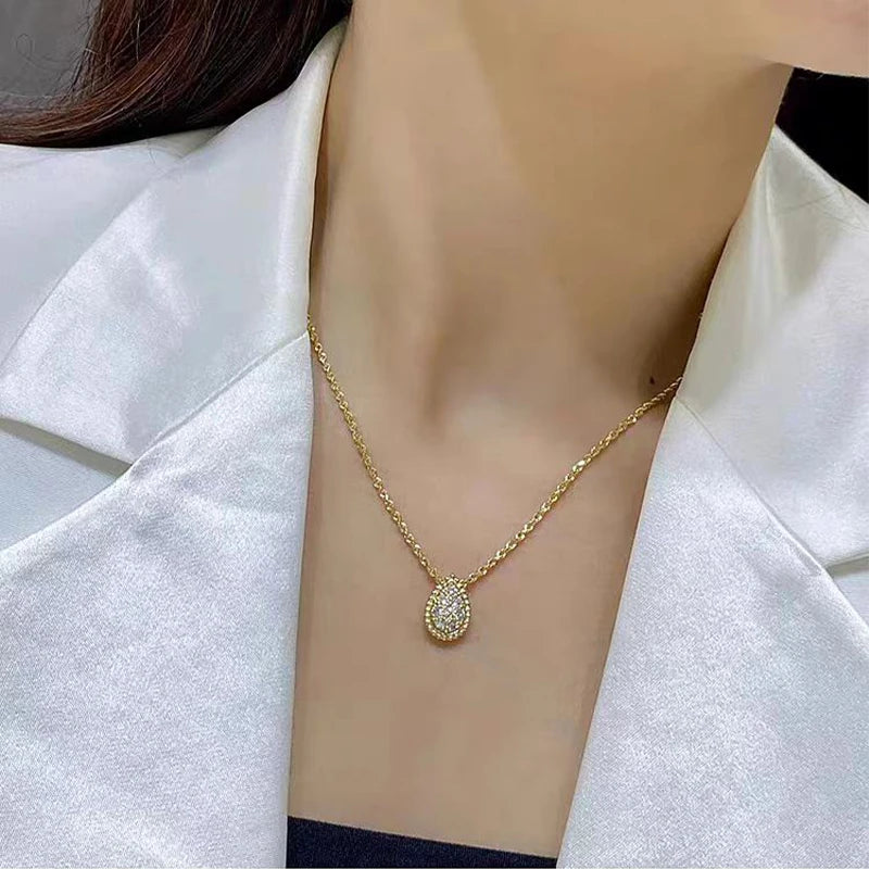 *Teardrop-Shaped Round Stone Necklace