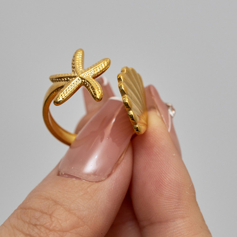 Close-up of waterproof 18k gold plated starfish and seashell ring – HAVANI summer jewelry