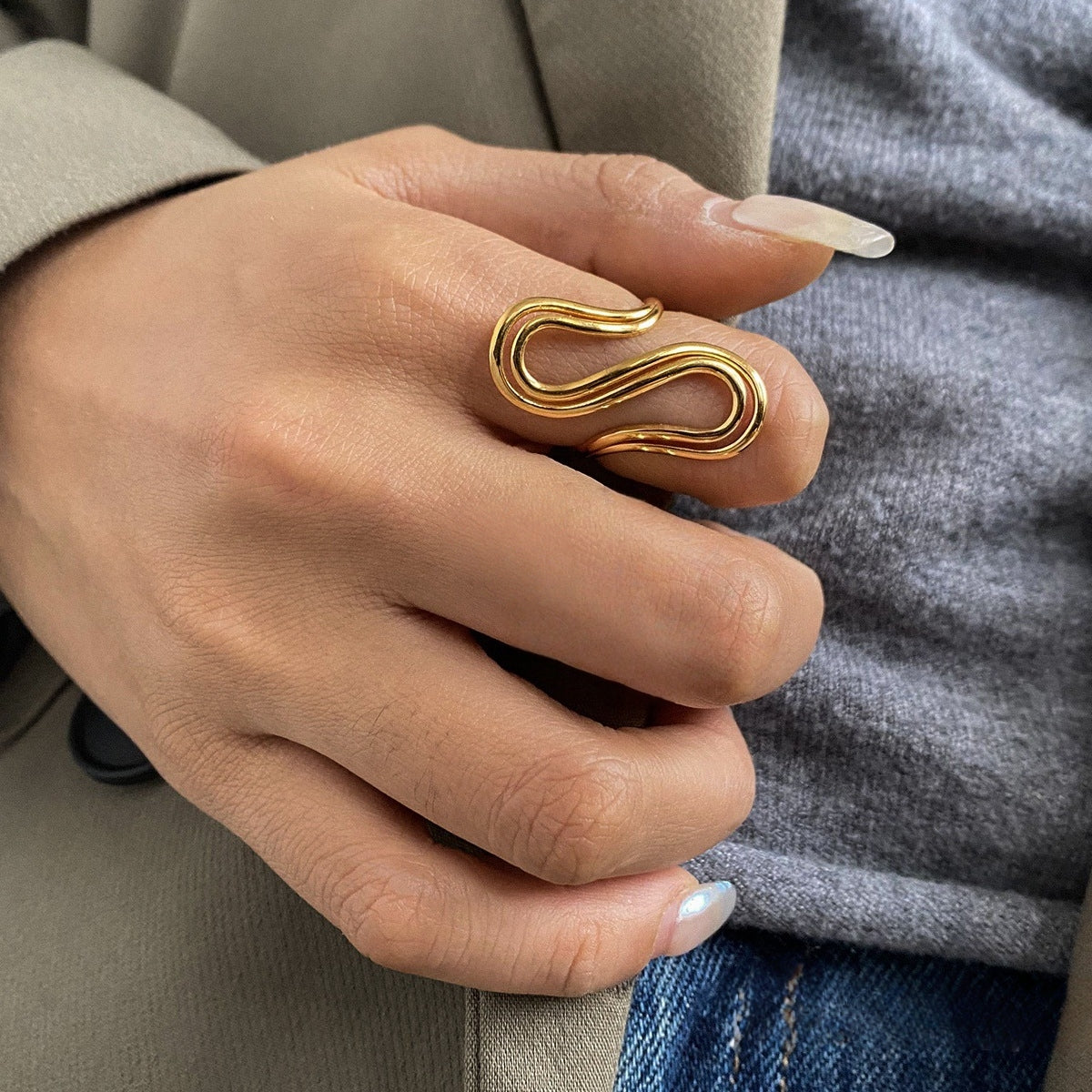 Wavy wire ring worn on hand – minimalist 18k gold plated stainless steel jewelry